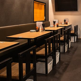 4卓のテーブル席をつなげての宴会利用も可能。会社の飲み会や友人同士の集まりにもぴったりです。