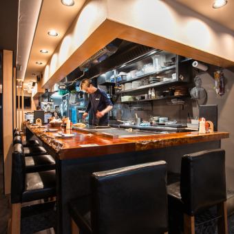 鉄板の熱と香ばしい匂いを感じながら、じっくり料理を堪能できる特等席。お一人様でも気軽に楽しめます。