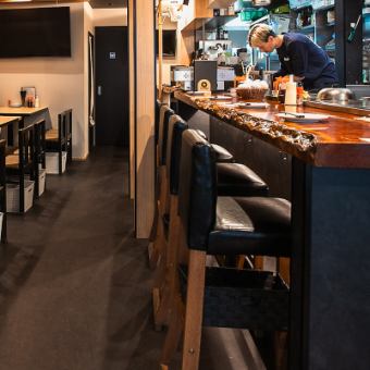 カウンターならではの臨場感と落ち着いた雰囲気が魅力。二人並んで食事を楽しむデートにもぴったりです