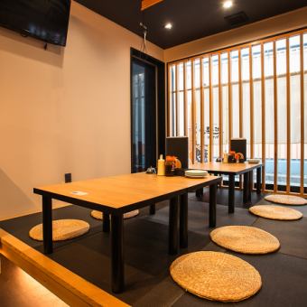 靴を脱いでリラックスできるお座敷は、お子様連れのご家族におすすめ。周囲を気にせず食事を楽しめます。