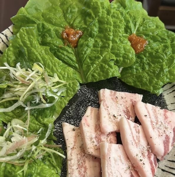 【アグー豚バラの島サムギョプ】に野菜を巻いて豪快にお召し上がりください♪上質なコクが◎