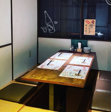 【掘りごたつのお席もご用意あり◎】4名様～6名様でお使い頂ける掘りごたつの座敷席をご用意★小さなお子様連れでのお食事や、最大13名様でお使いいただけますので、ご宴会にも！リーズナブルなコースを2種ご用意しておりますので、ぜひ様々な用途でご利用下さい♪※8名以上のご利用は一度店舗までお問い合わせください。
