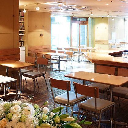 30名様~最大100名様の幅広いシーンに使える!結婚式二次会から、懇親会、同窓会、歓送迎会まで、梅田・大阪駅周辺で宴会をお考えなら、オープンドアにお任せください。当店は貸切パーティールームを完備しており、広々と使い勝手抜群。大スクリーンや音響設備もバッチリ。すべて無料でご利用いただけます。