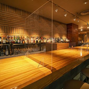 ふらっと立ち寄って早い時間のひとり飲み、またデートの締めくくりに一杯飲みながら語り合う… 様々なひと時をお過ごしいただける特等席。200を超えるドリンクの中から、お好きな一杯をバーテンダーに直接ご注文ください。