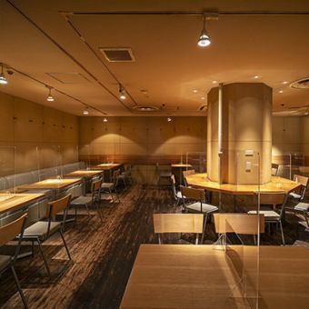 世界各国のドリンクボトルが並ぶ、バーカウンターがある1階★ 外の景色も見られるガラス張りの空間で、開放的なカジュアルパーティーを実現します。バーエリアとダイニングエリアを、食事スペースと談笑スペースで分けて使ったり、何かと勝手良し。