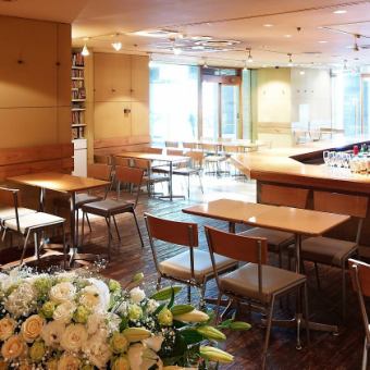 世界各国のドリンクボトルが並ぶ、バーカウンターがある1階★ 外の景色も見られるガラス張りの空間で、開放的なカジュアルパーティーを実現します。バーエリアとダイニングエリアを、食事スペース、談笑スペースと分けて使ったり、音楽演奏をしたり、何かと勝手良くお使いいただけます。映像・音響設備は無料でご利用OK!