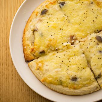 ホワイトソースとキノコのピザ