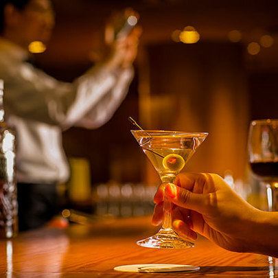 バーテンダーの技術を見るちょっとした特等席