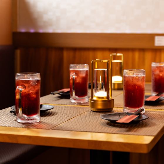 ジューシーなグリル物や香ばしい焼き物など、当店のシェフが腕によりをかけて作るボリューム満点の肉料理が自慢です◎お酒との相性も抜群な肉料理を心ゆくまでお楽しみください。ビールやカクテルも種類豊富にご用意しています。会社の宴会や女子会、ご家族でのお食事など、どんなシーンにも最適なコースも充実です！