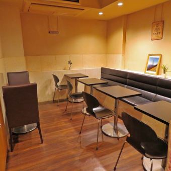 [Smoking seats] Combining tables can accommodate 2 to 10 people.