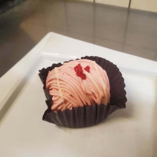 白朗峰，白朗峰…

新推出的春季蛋糕都是白朗峰蛋糕…
季節限定“Amaou草莓蒙布朗”
「抹茶蒙布朗」可提前預訂。
配茶享用就完美了…

#萬寶龍 #Amaou草莓萬寶龍 #抹茶萬寶龍