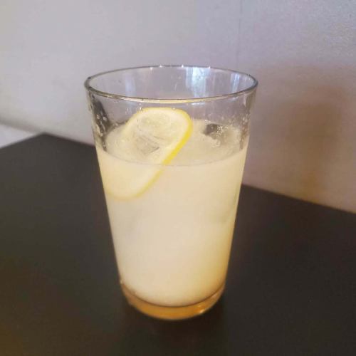 隆重推出新款“粗滤柠檬水”

蜂蜜店🍯
里面还含有切片柠檬🍋
这是一款劲道十足的柠檬水。

#柠檬水 #蜂蜜 #柠檬片 #粗榨柠檬 #粗榨柠檬水