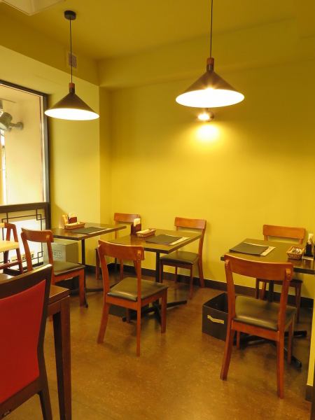 The second floor is equipped with counter seats and table seats.Why not spend some relaxing time in a store with cozy colors and background music?