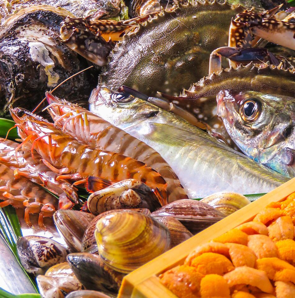 Using seafood from the waters off Nagasaki, a 5,000 yen course including seafood paella and steak is available.