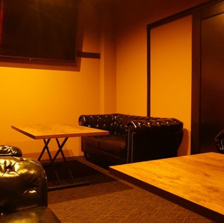 The completely private room at the back of the 3rd floor is a special room equipped with a large TV.All seats are sofa seats, so please relax and enjoy entertainment, anniversaries, and important time with your loved ones without worrying about the eyes ♪ * Available for about 10 people.