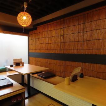 店内は和のテイストで統一され、シックで落ち着いた雰囲気です。ご家族でのご会食、ご友人とのお食事等でご利用いただけるテーブル席をご用意しております。