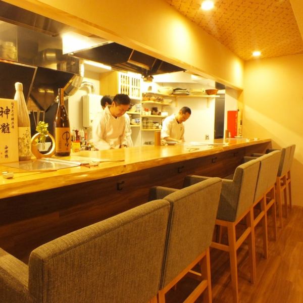 【Counter Seat】 A new hideout where delicious fish cuisine is served appears on the 3rd floor of Hucho Building.All the staff will be honored with a full heart.The counter seats are relaxing sofa chairs.Enjoy brilliant "Yakiyo" tonight!