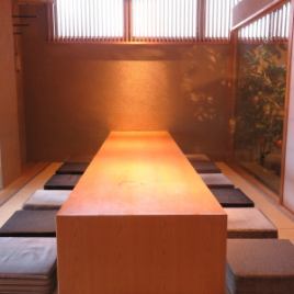 A private room with a sunken kotatsu seating for 12 people.Popular seats with natural lighting on two sides.