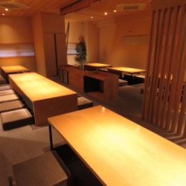 A large room with a capacity of 34 people, including 3 seats for 4 people, 2 seats for 6 people, and 10 people.A horigotatsu-style private room with two rows of seating.