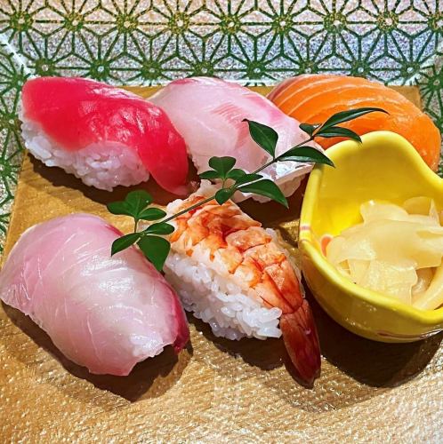 Five pieces of sushi selection