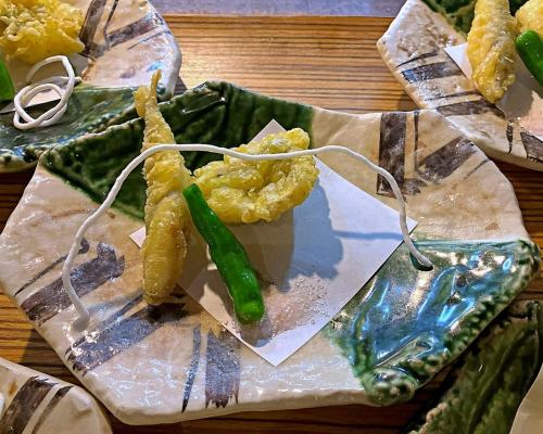 Tempura of young sweetfish and fried conger eel with seaweed