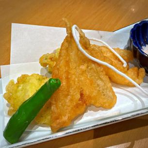 Fried conger eel with seaweed and fried flounder with plum flavor