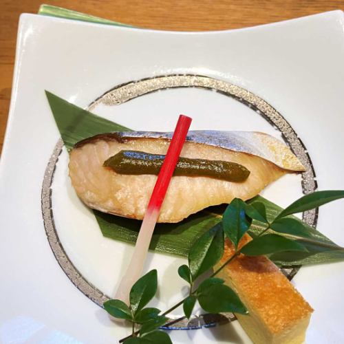 Grilled Spanish mackerel with kinome