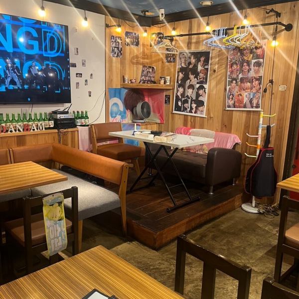 【可容納4人以上桌席】本店設有常設現場演出舞台，適合舉辦生日、紀念日等特別活動，為賓客帶來驚喜。此外，我們還配備大型顯示器和音響設備。請在預訂時告知我們您想表達的訊息。