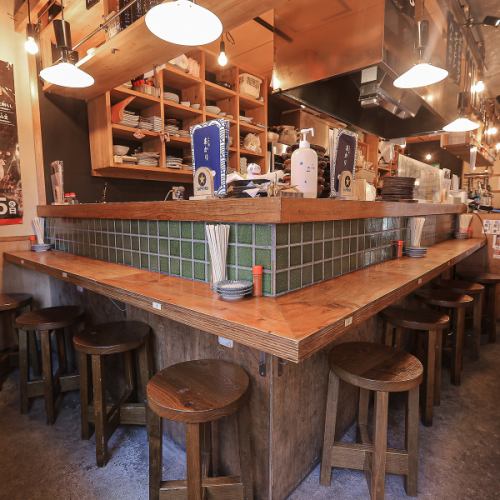 <p>【1階】酒場カウンター！お一人様でもお気軽にどうぞ◎</p>