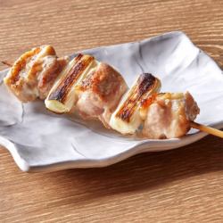 [A classic yakitori dish] Breast and onion (with sauce and salt) (1 skewer)