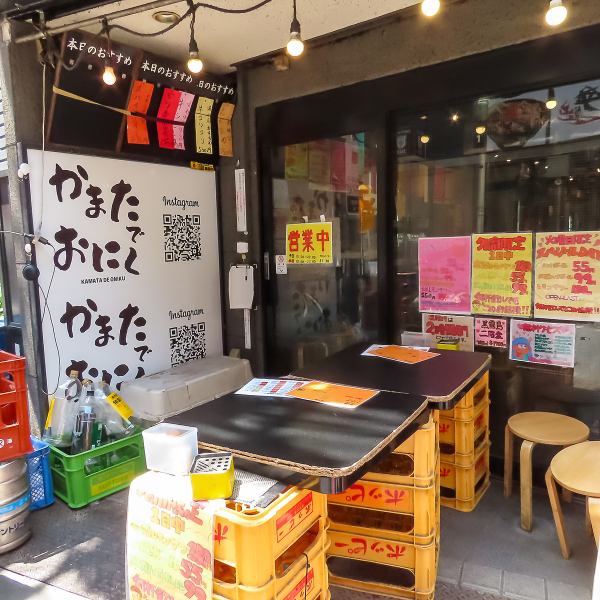 当店のテラス席は、タバコとペットがOK！愛犬や愛猫と一緒に、リラックスしたひとときを楽しめます。外の風を感じながら、心地よい時間をお過ごしください。
