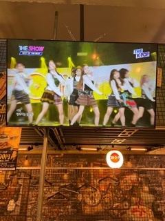 Two large 65-inch screens are installed !! This is the only place where you can enjoy K-POP from red !? It can be used for various scenes from small to large groups.