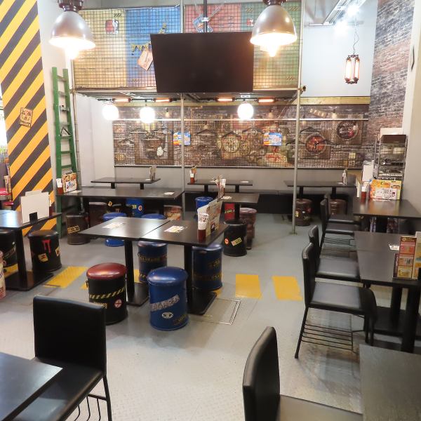 At the back of the restaurant, we have tables that seat about 20 people, perfect for after-work drinks parties or girls' nights out.If you have more than 40 people, you can also rent the entire venue.Everything except the bench seats along the walls can be moved, so the layout can be changed freely.Please contact us as soon as possible as we may not be able to reserve the space depending on the season or day of the week!