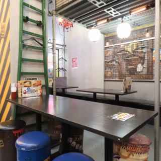 The tables can be linked together, making it suitable for medium-sized parties.