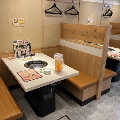 【BOX席】高い背もたれで隔てられたBOX席ございます。半個室のお席は仕事終わりのサク飲みにもオススメです！温かい雰囲気の店内なので、オフ会など仲間たちと親睦を深めるのにも打ってつけです！宴会が盛り上がるような料理やドリンクを準備して、皆さまのご来店をお待ちしております！　※焼肉提供可能。