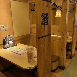 【2名様からご利用可能な半個室テーブル席】カップルのご利用にピッタリです！落ち着いた雰囲気の店内。その他にも、人数などに合わせてさまざまなお席をご用意しております♪友達や同僚との飲み会や接待、合コンにオススメ！　※焼肉提供不可。