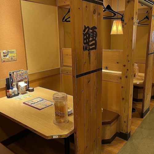 【2名様からご利用可能な半個室テーブル席】カップルのご利用にピッタリです！落ち着いた雰囲気の店内。その他にも、人数などに合わせてさまざまなお席をご用意しております♪友達や同僚との飲み会や接待、合コンにオススメ！　※焼肉提供不可。