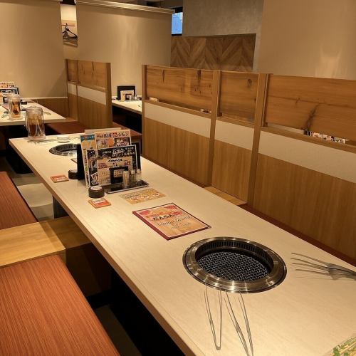 【大小さまざまなお席をご用意】店内は温かみのある明かりで雰囲気抜群♪気の合うお友達との飲み会や、女子会などにぜひご利用ください。お席は人数に合わせてご用意できます。ご相談ください！新鮮な海の幸を味わいながら、ゆったりとおくつろぎください。　※焼肉提供可能。