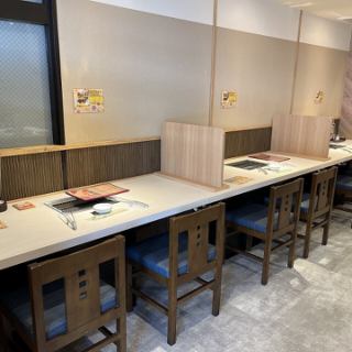 【1名様～2名様向け】1名様でのちょい飲みや、恋人とデートでのご利用も大歓迎です！横並びの席で会話も弾むはず…！その他、様々な利用シーンでご活用可能です！飲み屋をお探しの際は、ふらっと気軽にご来店ください♪　※焼肉提供可能。