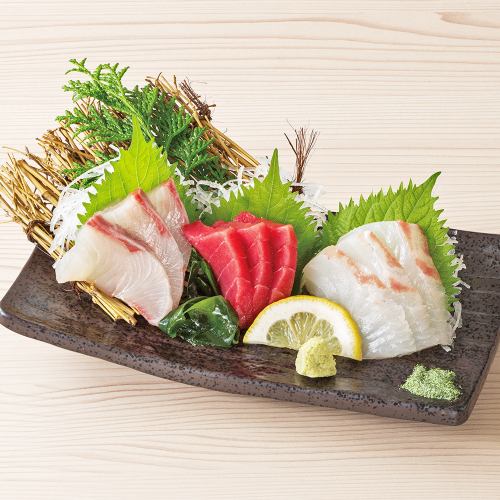 包含藍鰭鮪魚在內的三種刺身拼盤。