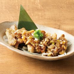 せせりの焼き油淋鶏/いぶりがっこクリームチーズ/板わさ 各