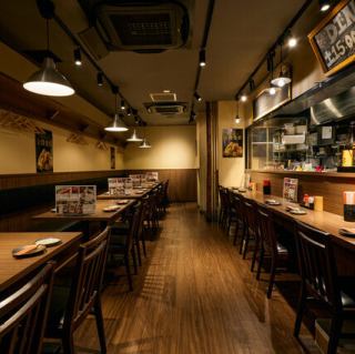 使いやすいテーブル席。片側はソファータイプになっています。女子会や会社帰りの飲み会にも！ワイワイ気軽に楽しめる雰囲気のお席です。