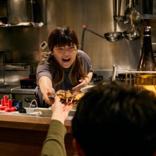 常連さんやおひとり様にも人気！スタッフとの会話も楽しめる♪楽しい時間をお過ごしください！