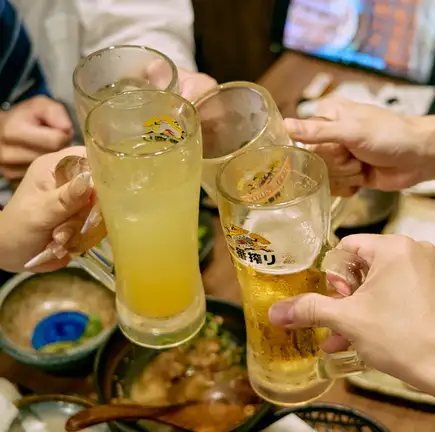 【包含2.5小時暢飲 ◆ 長宴套餐】輕鬆奢華的套餐，您可以享用我們著名的雞肉火鍋和烤雞串。共 11 件商品