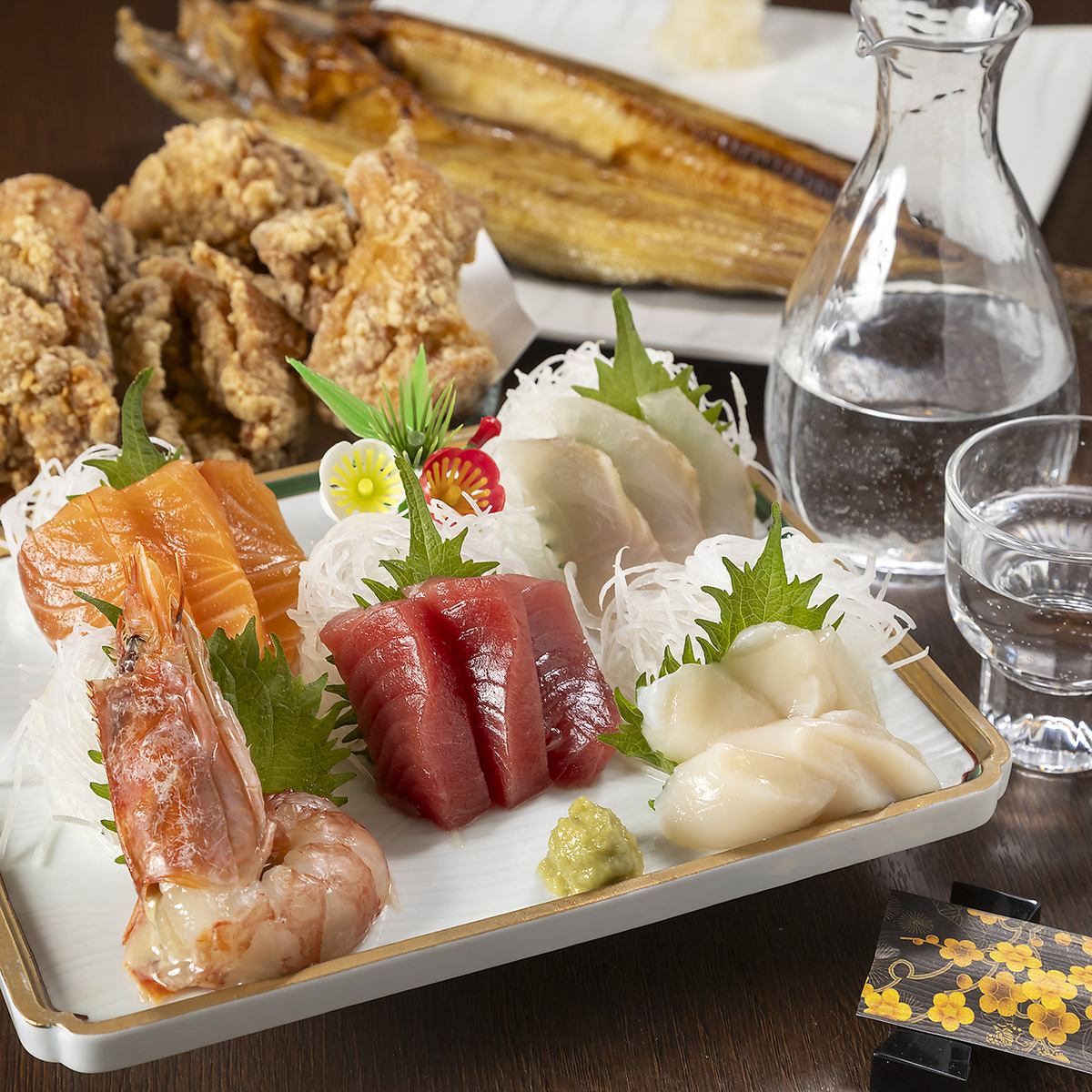 We offer sashimi made with fresh seafood from Hokkaido.