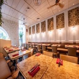 当店のテーブル席は、南国のリラックスした雰囲気で心地よいひとときを提供します◎トロピカルな料理やカクテルを楽しみながら、友人や家族との楽しい会話が弾む特別な空間です。リゾート気分を満喫しながら、素敵な時間をお過ごしください!お待ちしております♪