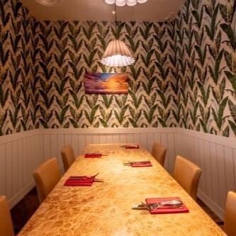 南国リゾートを思わせるデザインと温かな灯りが心地よいプライベート個室。落ち着いた雰囲気で女子会やデート、会食はもちろん、少人数の宴会にも使いやすく、ゆったり寛ぎながら会話とお食事を楽しめる上質空間です。