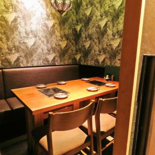 A completely private room with a door at the back of the store.The space emphasizes privacy and can accommodate 4 to 6 people.You can relax and not worry about your surroundings.Perfect for small gatherings.