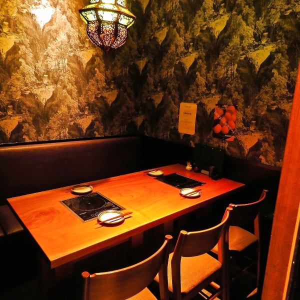 A completely private room with a door at the back of the store.The space emphasizes privacy and can accommodate 4 to 6 people.You can relax and not worry about your surroundings.Perfect for small gatherings.