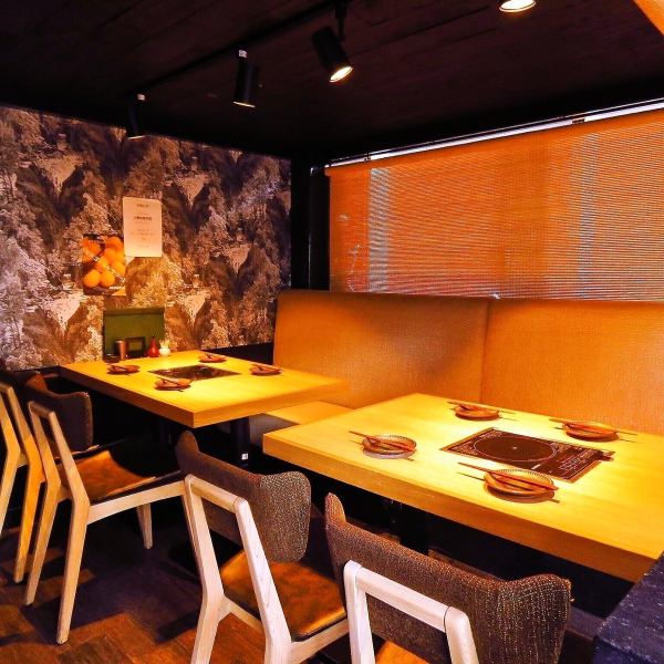 A completely private room with a door that can accommodate 4 to 8 people.A table seat surrounded by a step down.The seats are designed with a focus on privacy, allowing you to relax without worrying about your surroundings.Perfect for company friends, alumni gatherings, and joint parties.